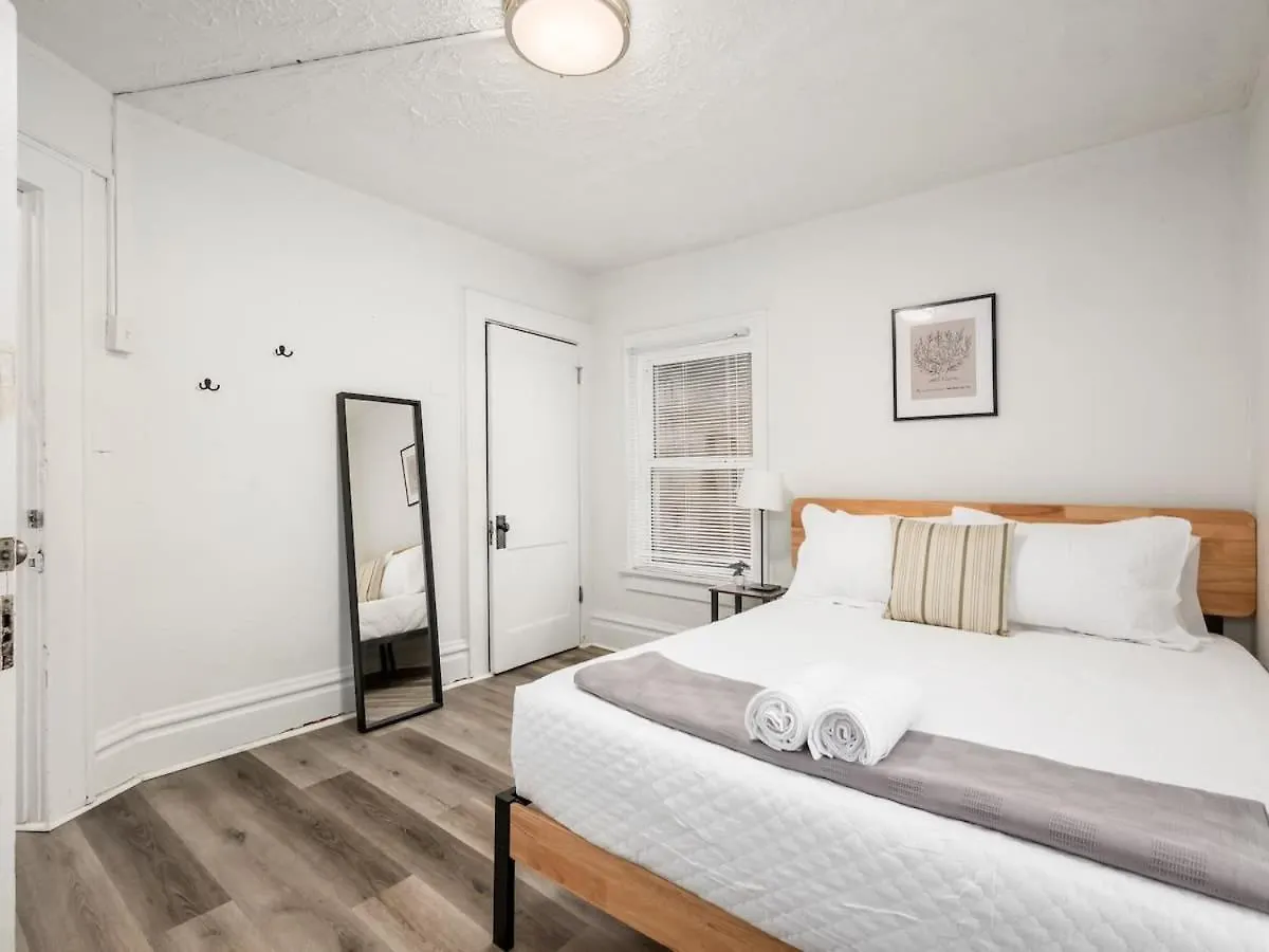 Large 5 Bedroom House Next To Osu, Sleeps 16 Columbus