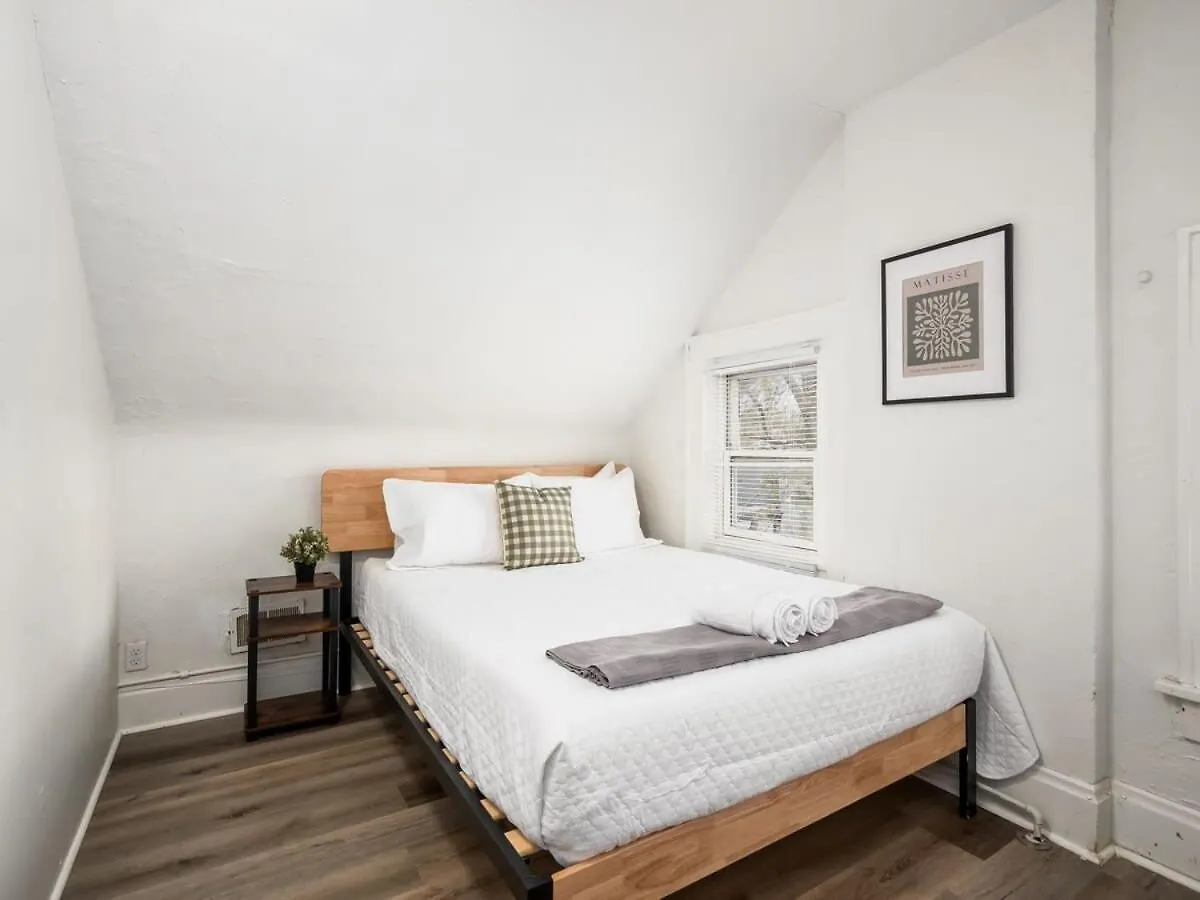 Large 5 Bedroom House Next To Osu, Sleeps 16 Columbus United States