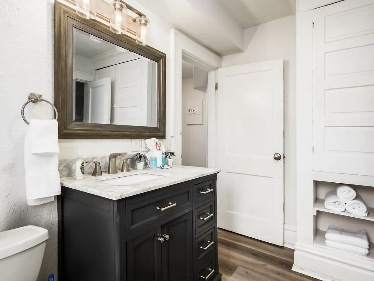 Large 5 Bedroom House Next To Osu, Sleeps 16 Columbus